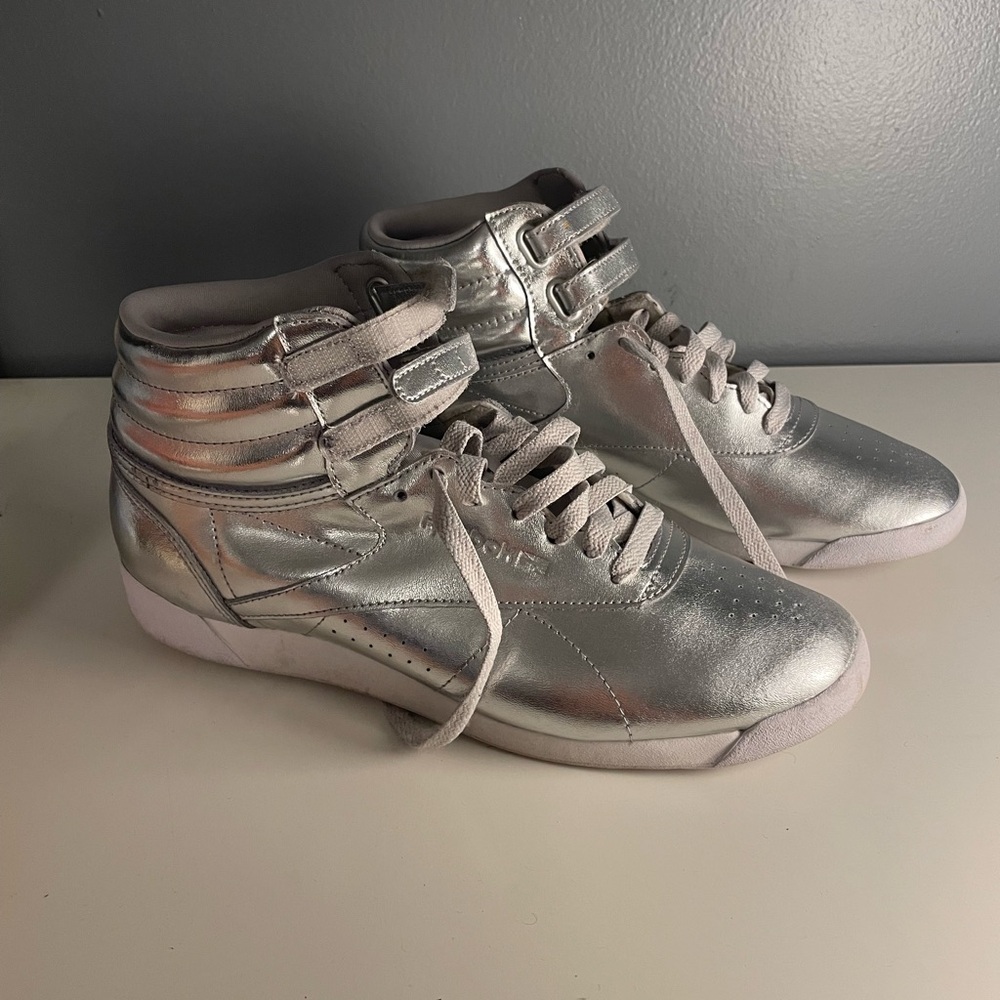 Reboot of the 1980s classic double Velcro high top